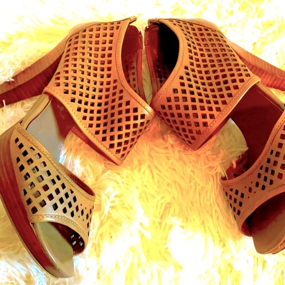 Franco Sarto like new yellow perforated open toe shoes size 8.5 - Picture 5 of 6